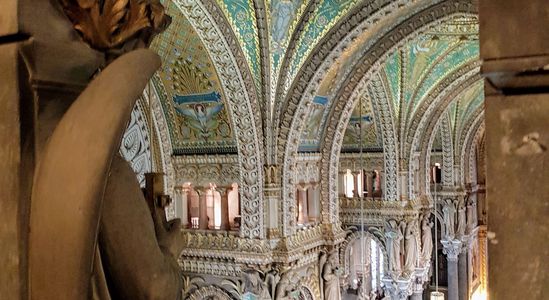 Guided tour of the inside of Basilica in english