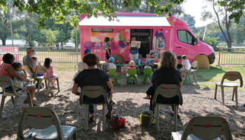 | Le bus N°3 au vide-greniers de La Bouillonnante |