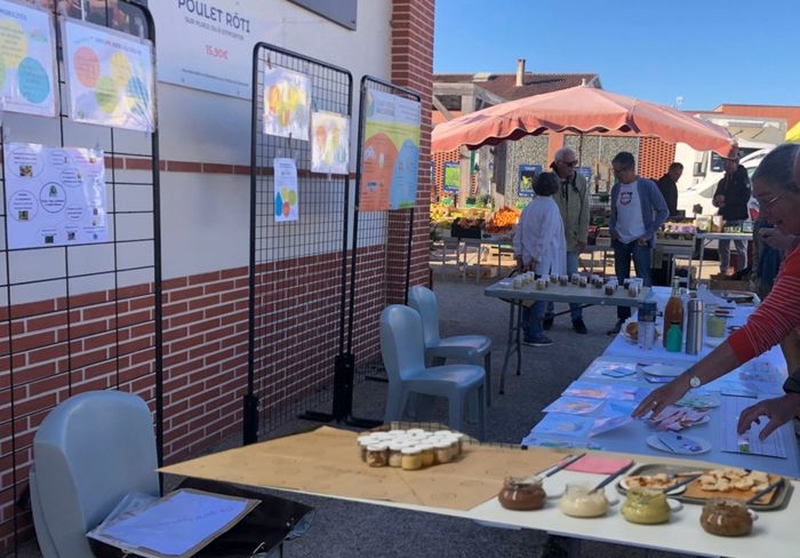| Le marché : un bon endroit pour parler alimentation (entr’autre) ! |