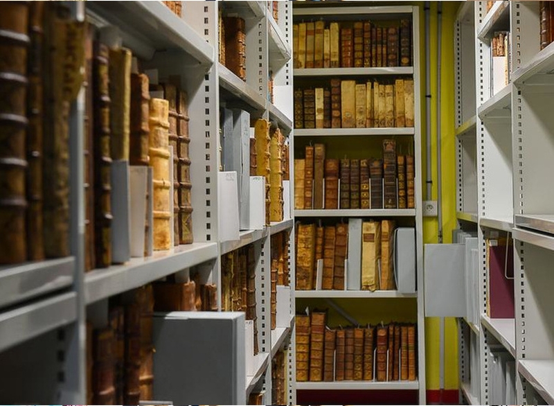 | À LA DECOUVERTE DES RÉSERVES DE LA BIBLIOTHÈQUE |