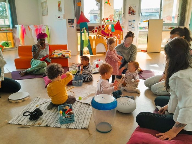 | Atelier collectif parents-enfants : Éveil musical |