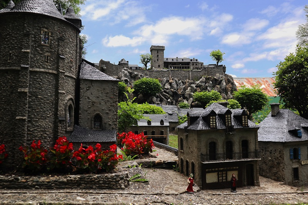 LE PETIT LOURDES