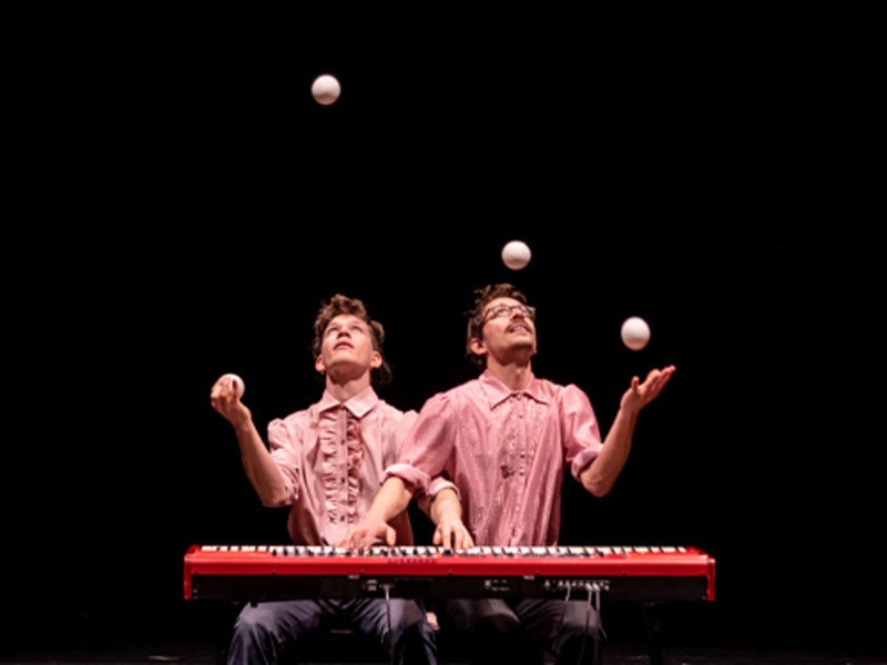 | Paul et Màx, La Suite (sur Bach) Bien Calée pour piano et balles à 4 mains|