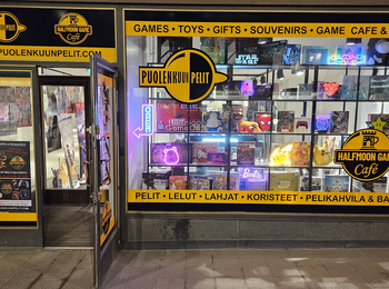 Puolenkuun Pelit Helsinki & Halfmoon Game Cafe 