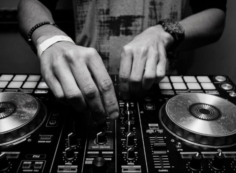 | Découverte des instruments de musique électronique du pôle Musique |
