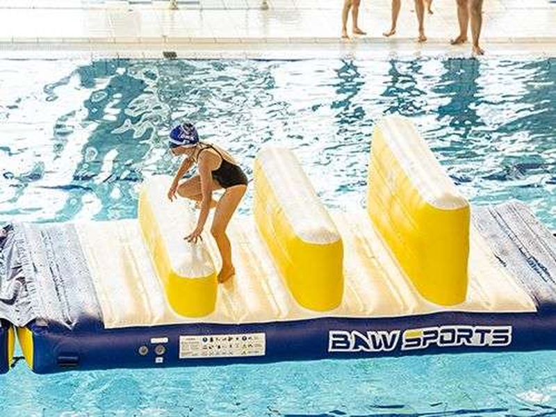 | Jeux aquatiques à la piscine Yvonne Godard |