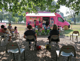 | Le bus N°3 au vide-greniers de La Bouillonnante |