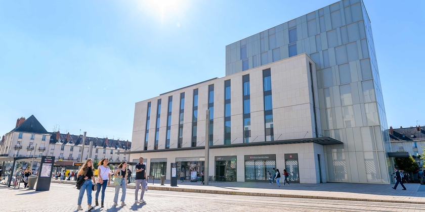 b7e21a656f40406ba6e3542e432eabe4