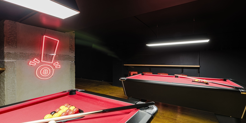 CHOK GRENOBLE – Interactive axes, bar & billiards